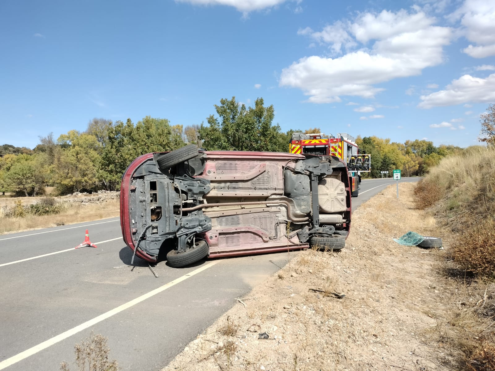 Imagen secundaria 2 - Atrapada una persona en el interior de su coche tras volcar en la SA-102, a la altura de Sorihuela