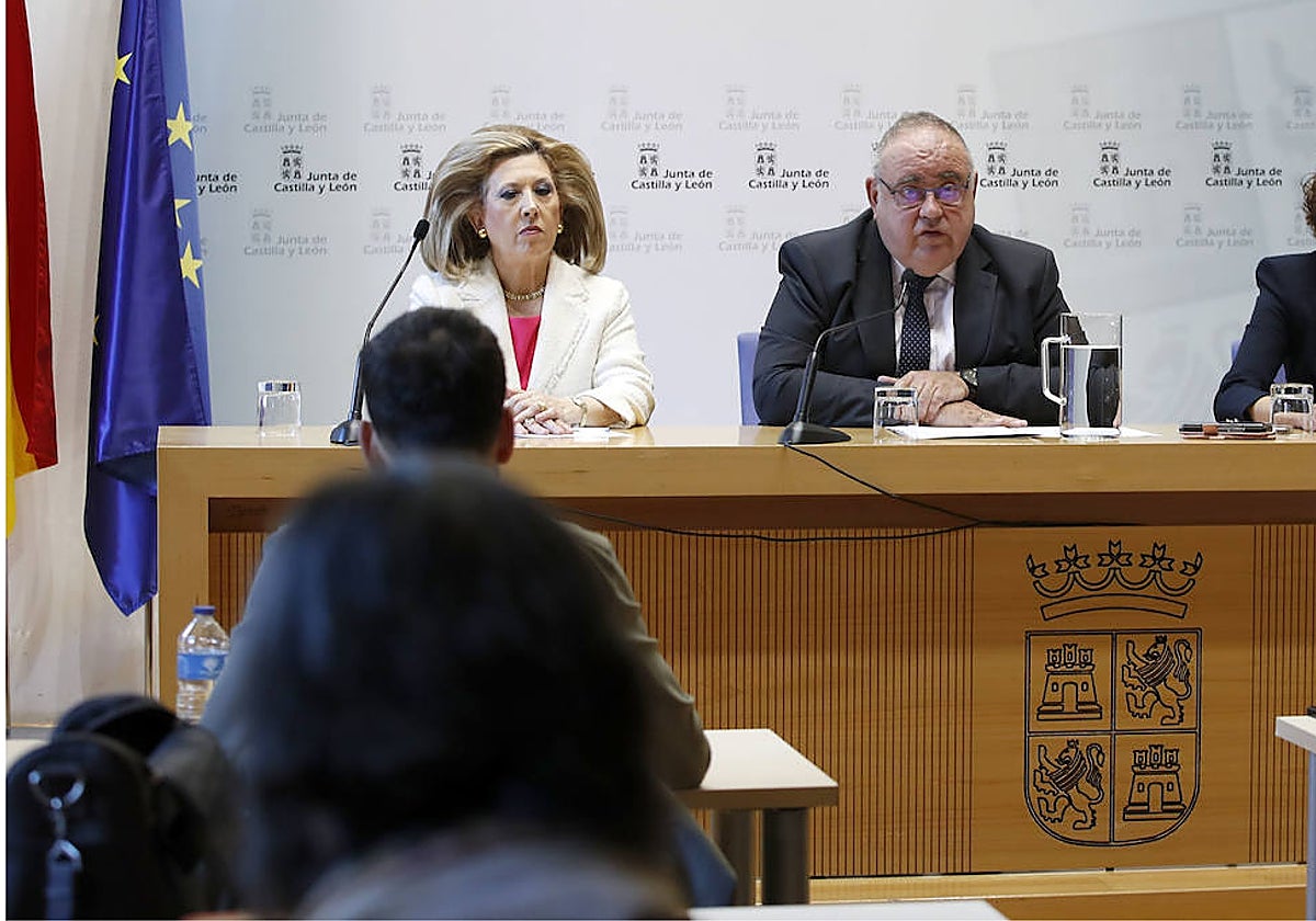 Verónica Martínez, gerente regional de Salud, y Alejandro Vázquez, consejero de Sanidad.