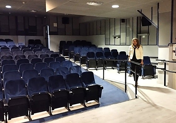 La edil Marta Labrador en la nueva rampa del auditorio.