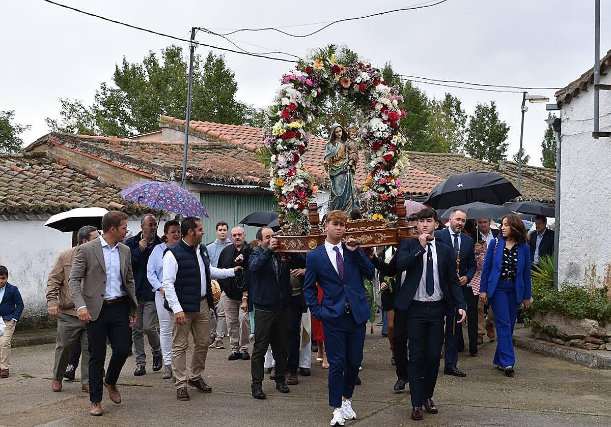 Instantes de la procesión de la Virgen del Rosario del pasado año en Aldehuela de la Bóveda.