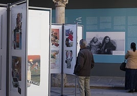 La exposición puede verse en el patio de La Salina.
