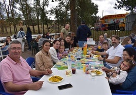 Un grupo de amigos en Las Veguillas disfruta de la comida de fiestas.
