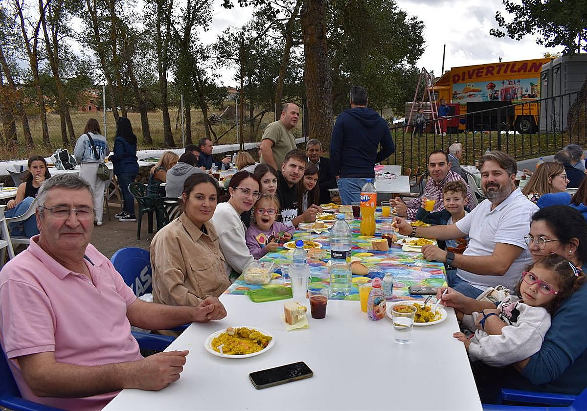 Un grupo de amigos en Las Veguillas disfruta de la comida de fiestas.