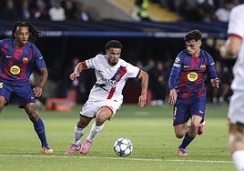 Pedri persigue a Zaire-Emery.