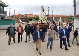 Imagen de la procesión con la Virgen del Rosario.