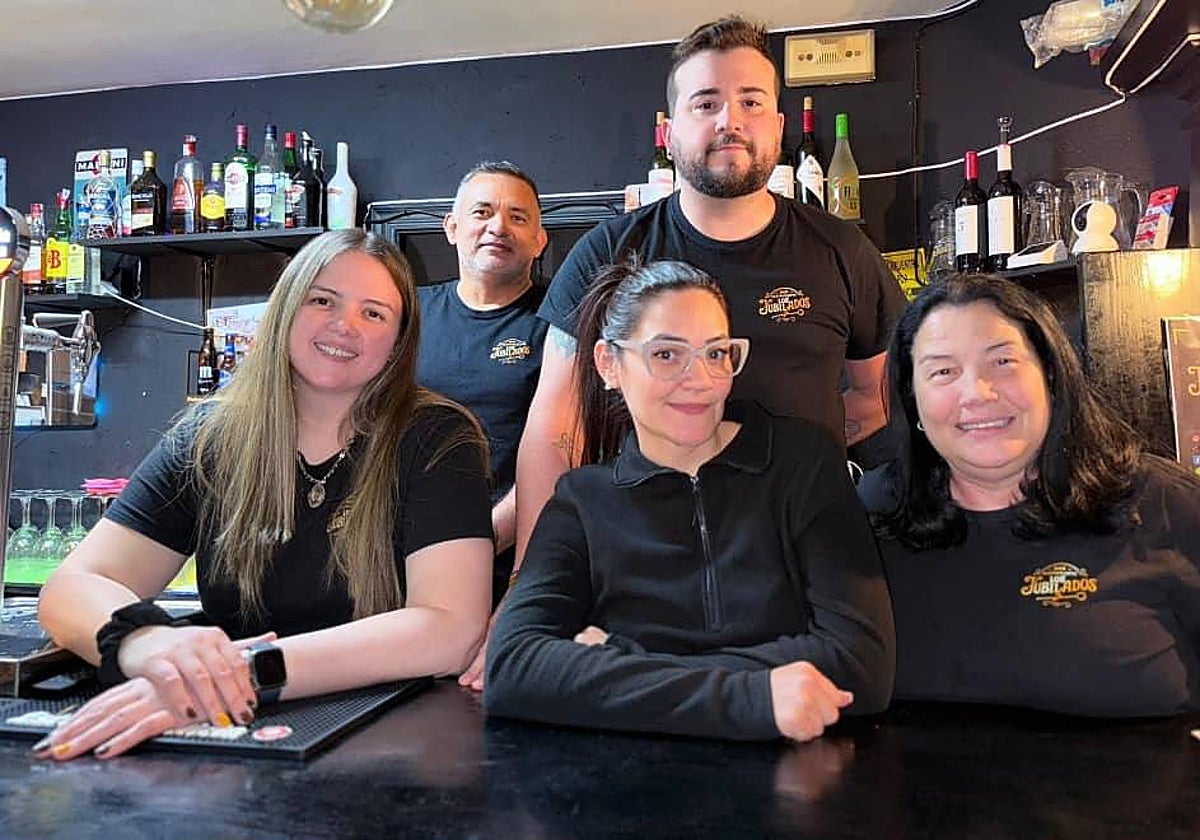 La familia, al frente del bar 'Los Jubilados' desde hace unos meses.