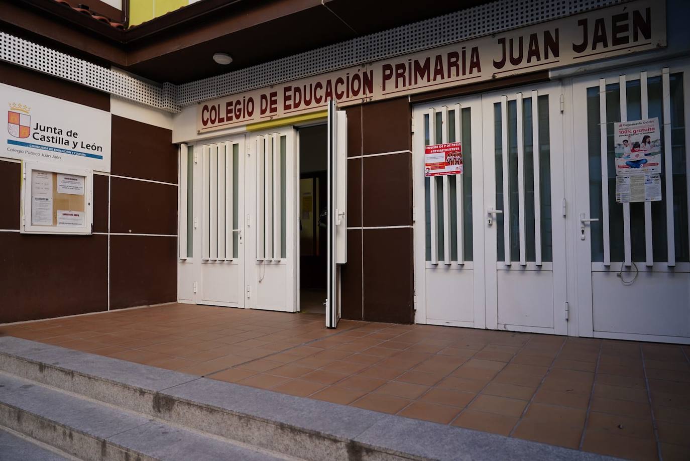 Acceso al colegio Juan Jaén.