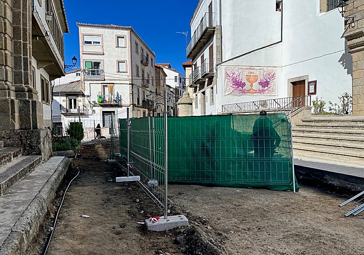 Imagen del atrio de San Juan en donde fueron localizados los restos óseos el pasado jueves.