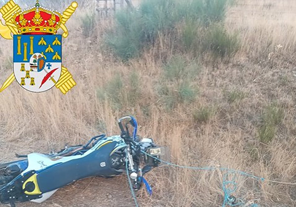 La moto de campo accidentada junto al cable en un camino en Anaya de Alba.