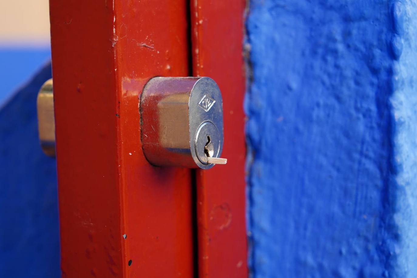 Imagen secundaria 1 - Problemas para acceder a varios colegios de Salamanca por tener pegamento en las cerraduras