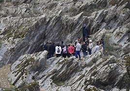 Un grupo de visitantes durante un paseo por el yacimiento