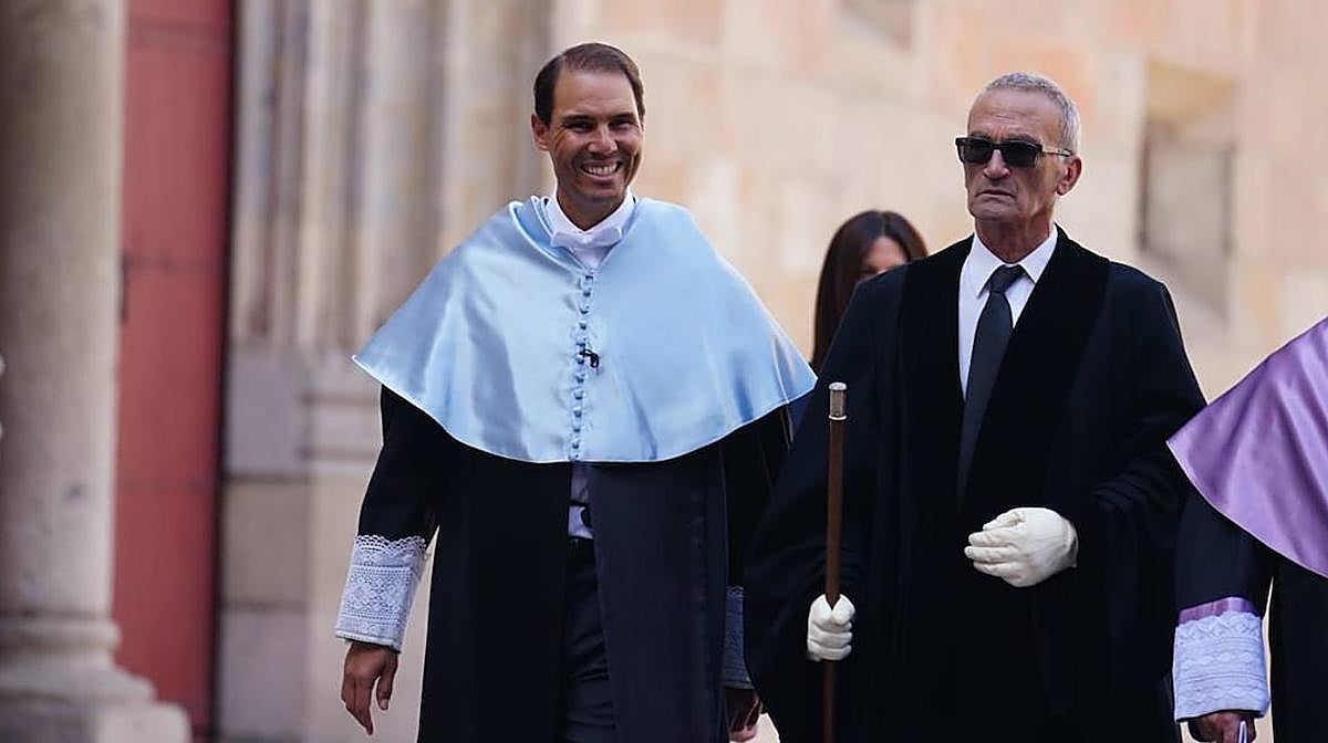 Bonita ovación a Nadal antes de entrar al Paraninfo: «¡Campeón!»