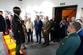 Imagen de la visita de este viernes a la muestra.