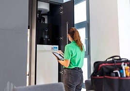 Técnico de Iberdrola ante la unidad interior de aerotermia de una vivienda.