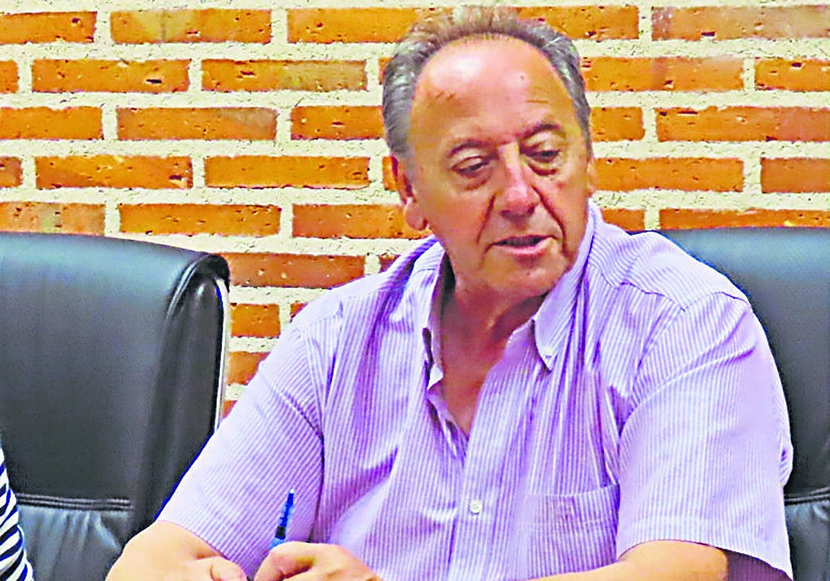 El alcalde de Macotera, Benjamín Madrid, durante una sesión plenaria celebrada en el Ayuntamiento.