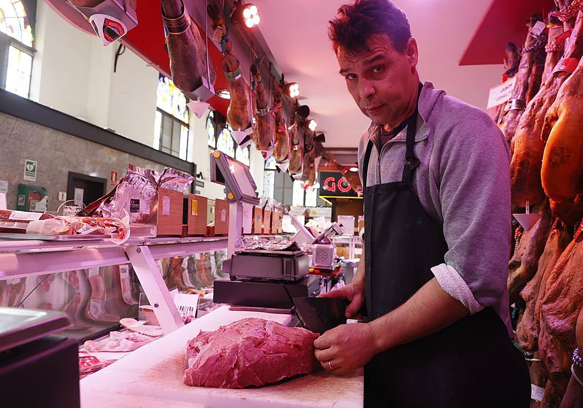 Un carnicero del Mercado Central, cortando un pedazo de ternera.
