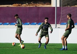 Explosivo esfuerzo de Ramiro Mayor en una ronda de pases, junto a Carlos de la Nava y Álvaro Santiago.