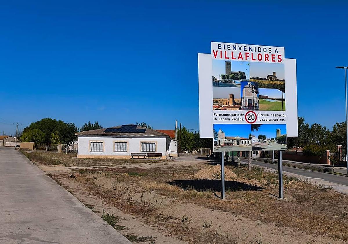 Al fondo, edificio municipal con paneles fotovoltaicos.