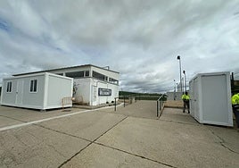 Vista de los aseos y el vestuario femenino en El Salinar.