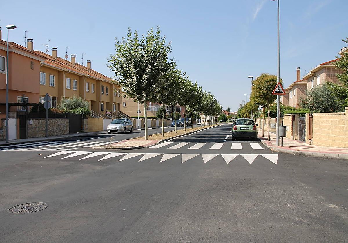 Una de las calles de la localidad de Cabrerizos, con viviendas de tipo adosado, las predominantes en el municipio.