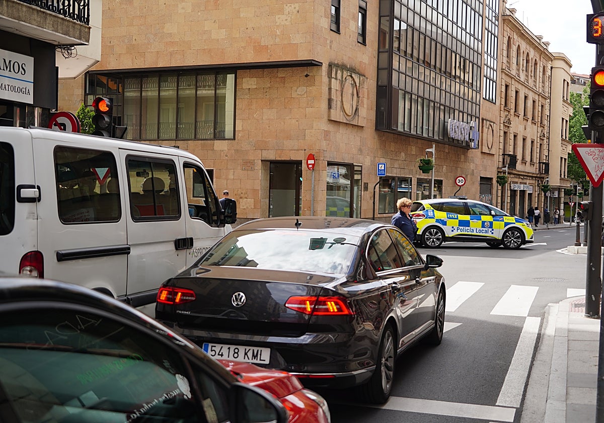 Imagen de archivo de una dotación de la Policía Local en Salamanca.