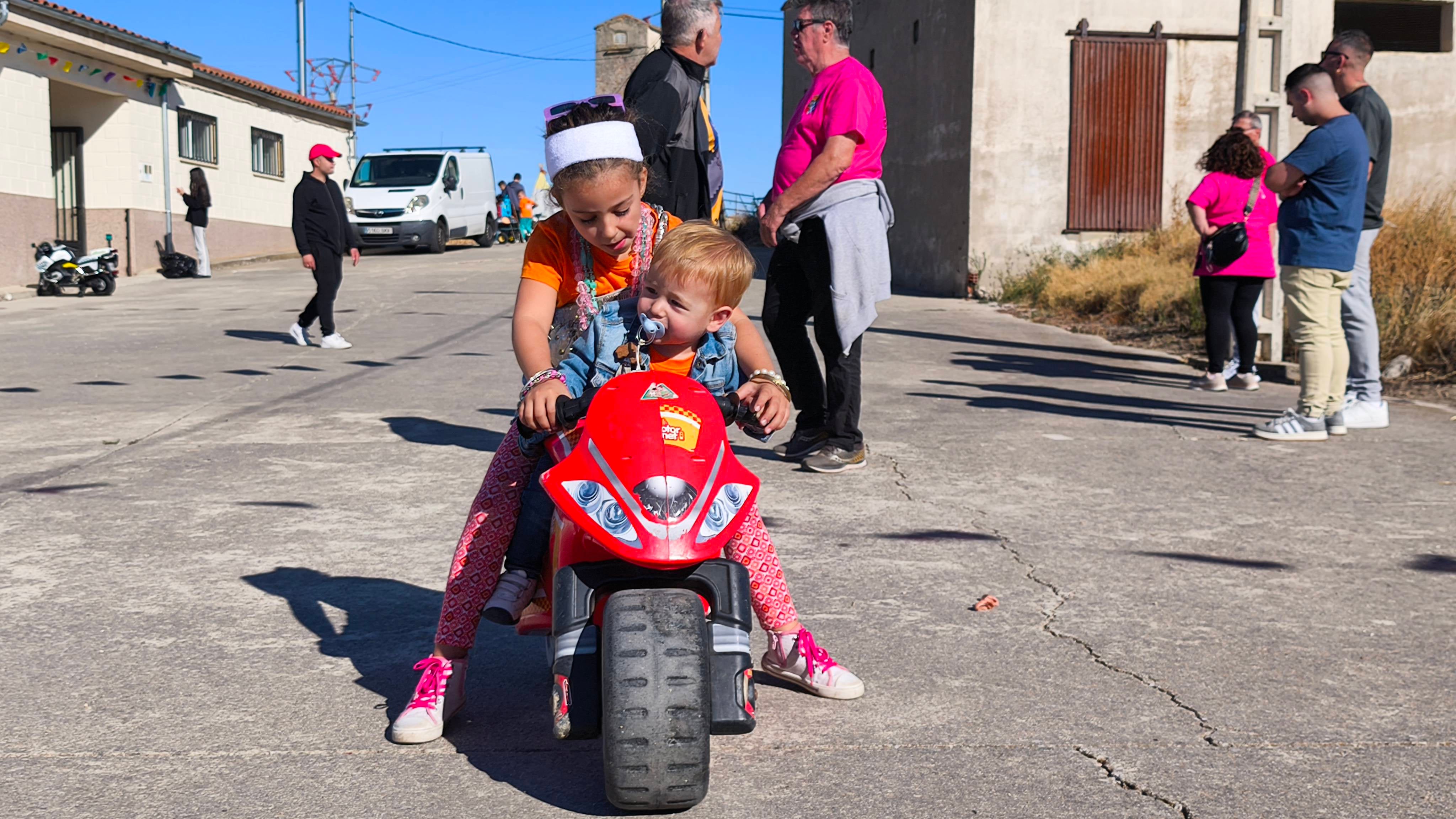 Los niños y jóvenes llenan de alegría las calles de Coca de Alba