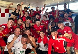 Celebración del Santa Marta en el vestuario.