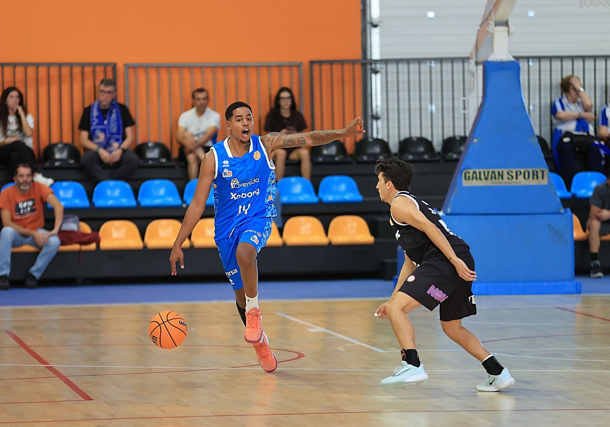 Sdenry González sube el balón en el choque de este sábado.