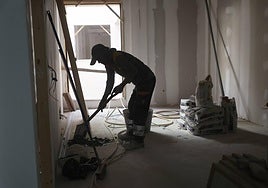Un trabajador de la construcción, ajeno a esta información, realizando una obra de reforma.