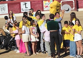 López Chaves, organizador e impulsor del festival Aerscyl, recoge la ovación del público.