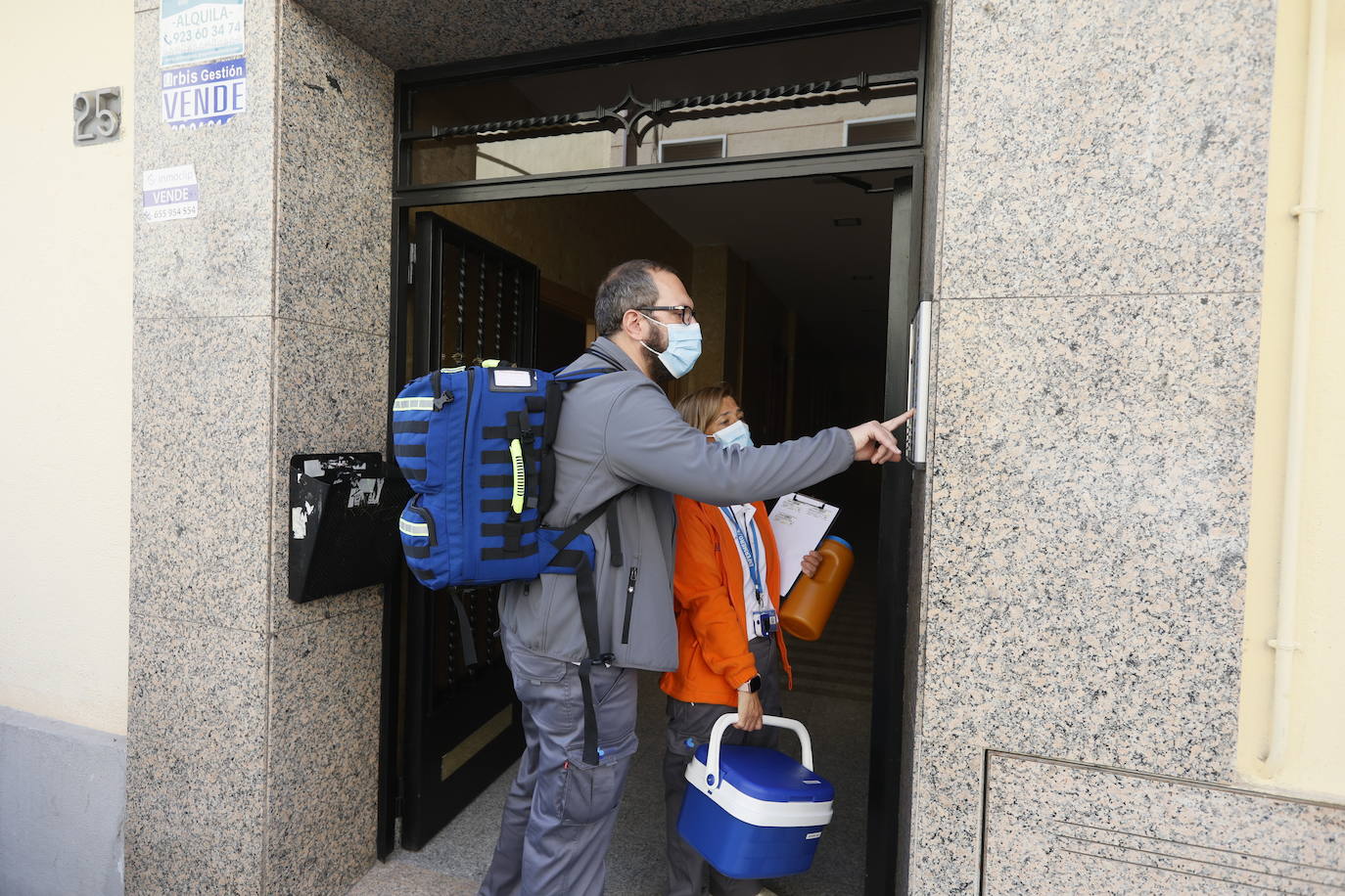 De puerta en puerta durante la mañana. «Aveces cuesta aparcar en las zonas del centro», reconocen los sanitarios. El horario del médico es de 8:00 a 15:00 de lunes a viernes -como en el Hospital-, mientras que el de Enfermería llega hasta las 22:00, más el apoyo de los equipos de guardia de Interna.