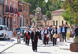 Procesión con la Virgen del Rosario en Rágama