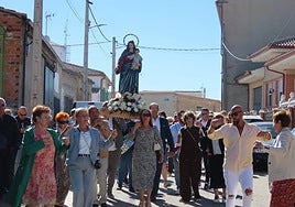 Procesión con la Virgen del Rosario en Poveda de las Cintas