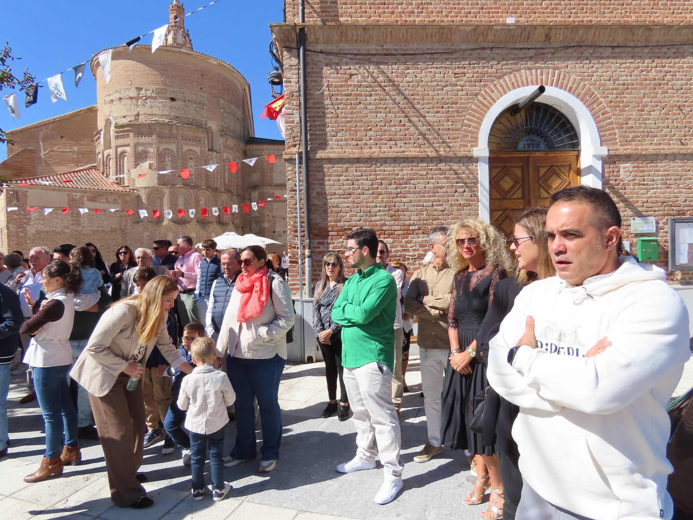 Rágama obsequia con cariño a la Virgen del Rosario