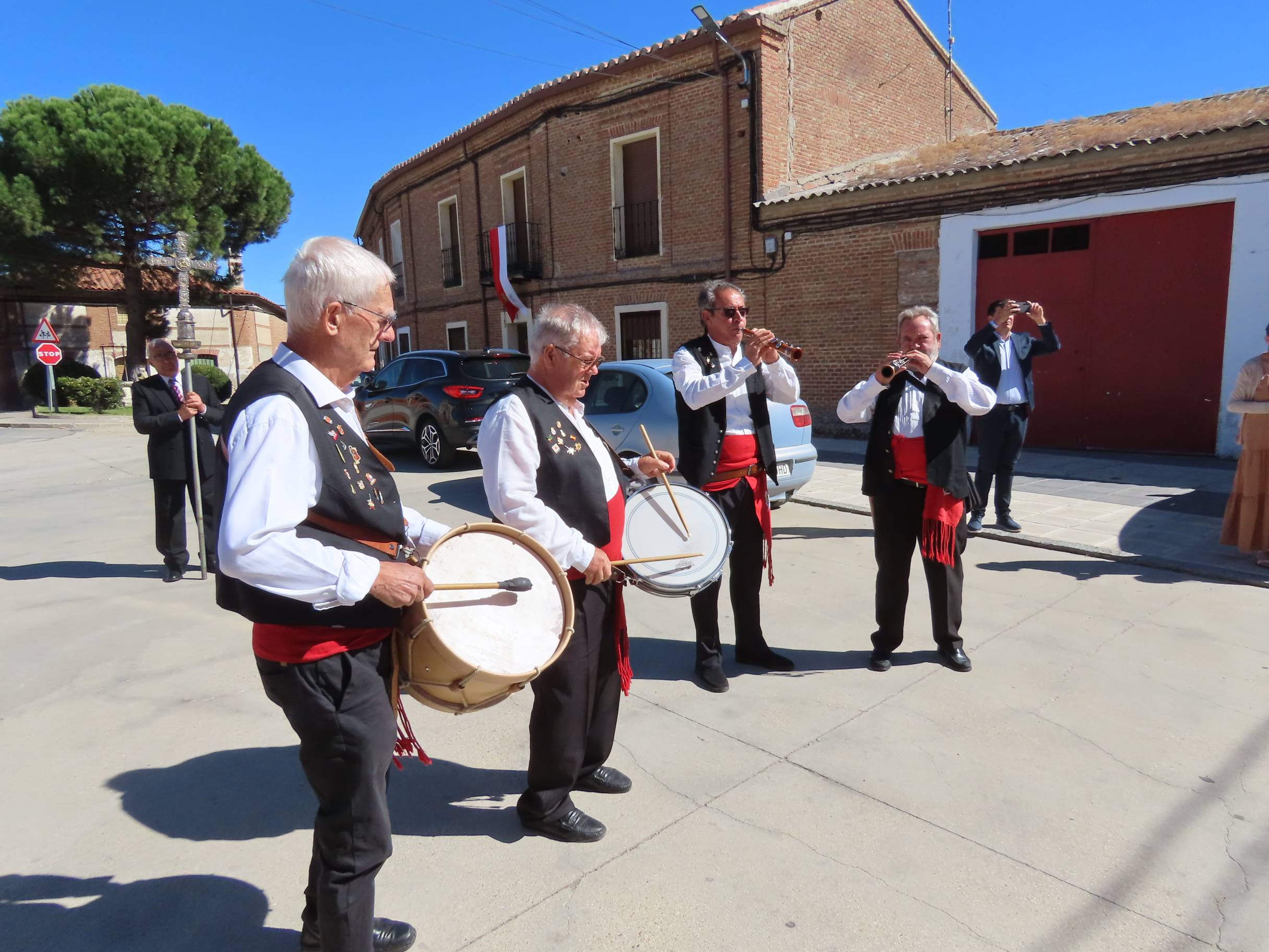 Rágama obsequia con cariño a la Virgen del Rosario