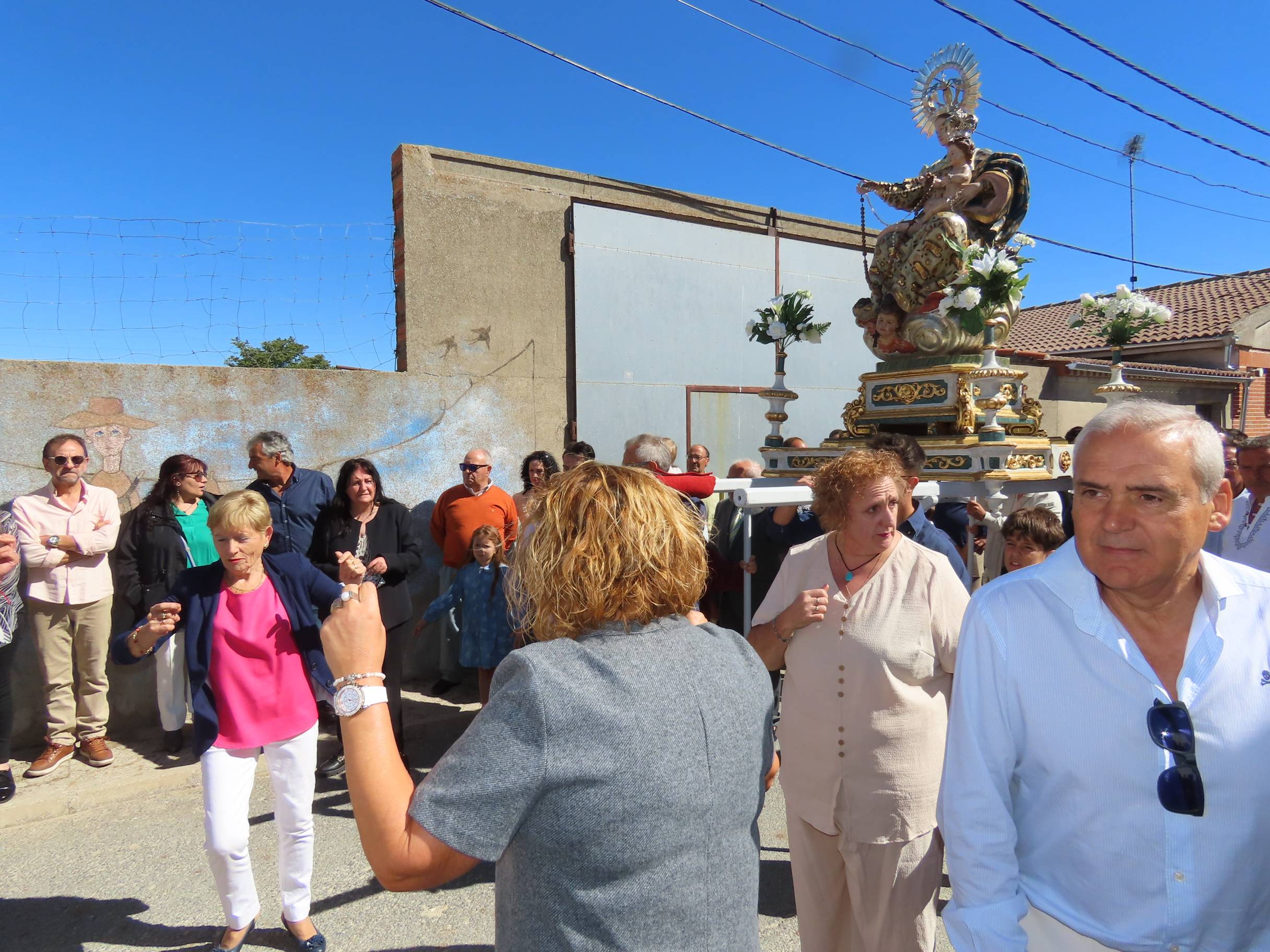 Rágama obsequia con cariño a la Virgen del Rosario