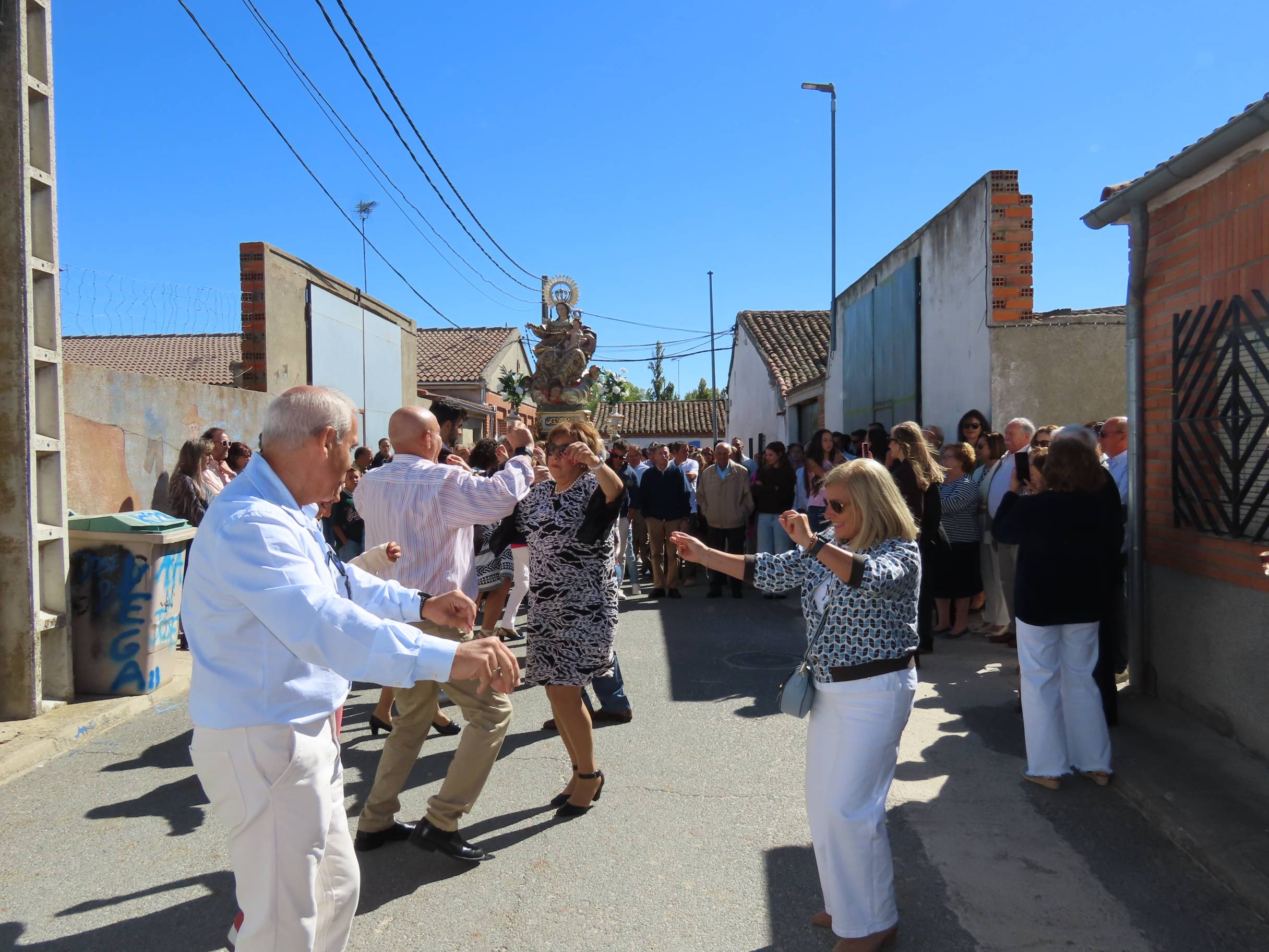 Rágama obsequia con cariño a la Virgen del Rosario