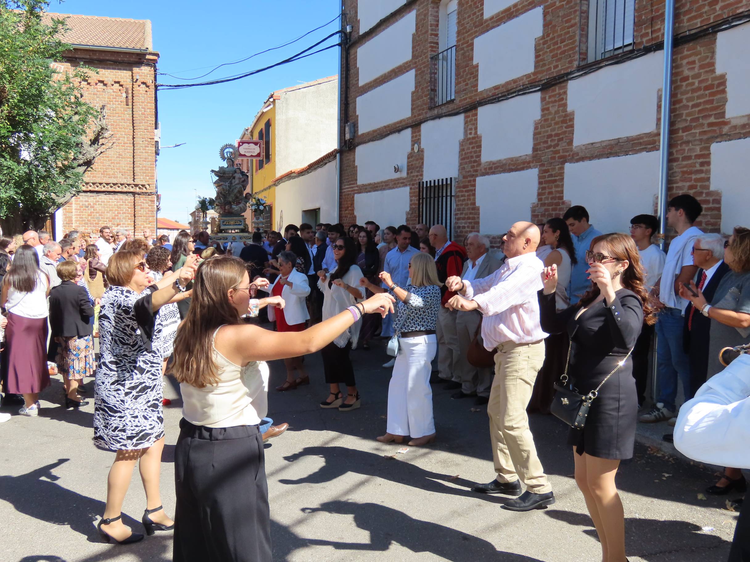 Rágama obsequia con cariño a la Virgen del Rosario