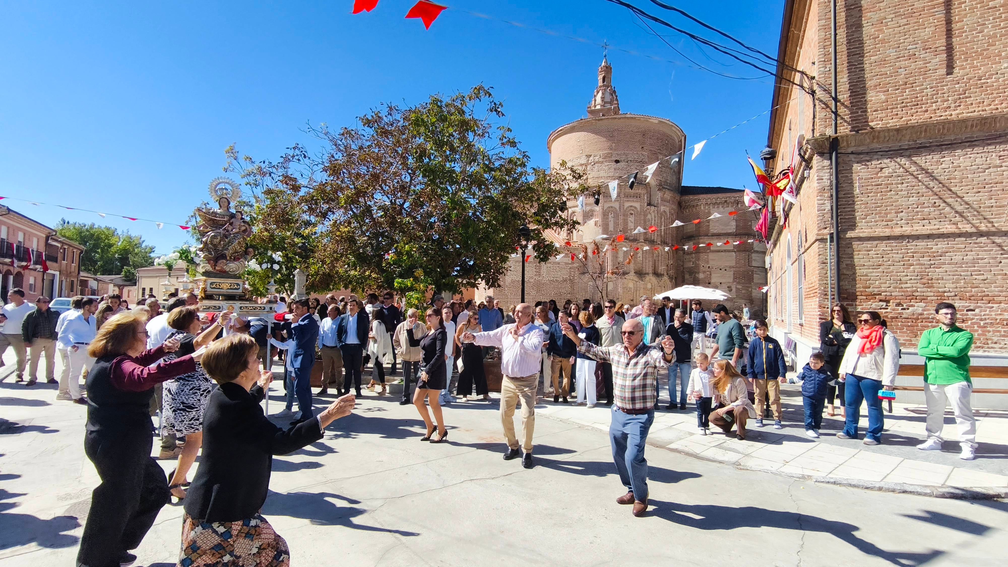 Rágama obsequia con cariño a la Virgen del Rosario