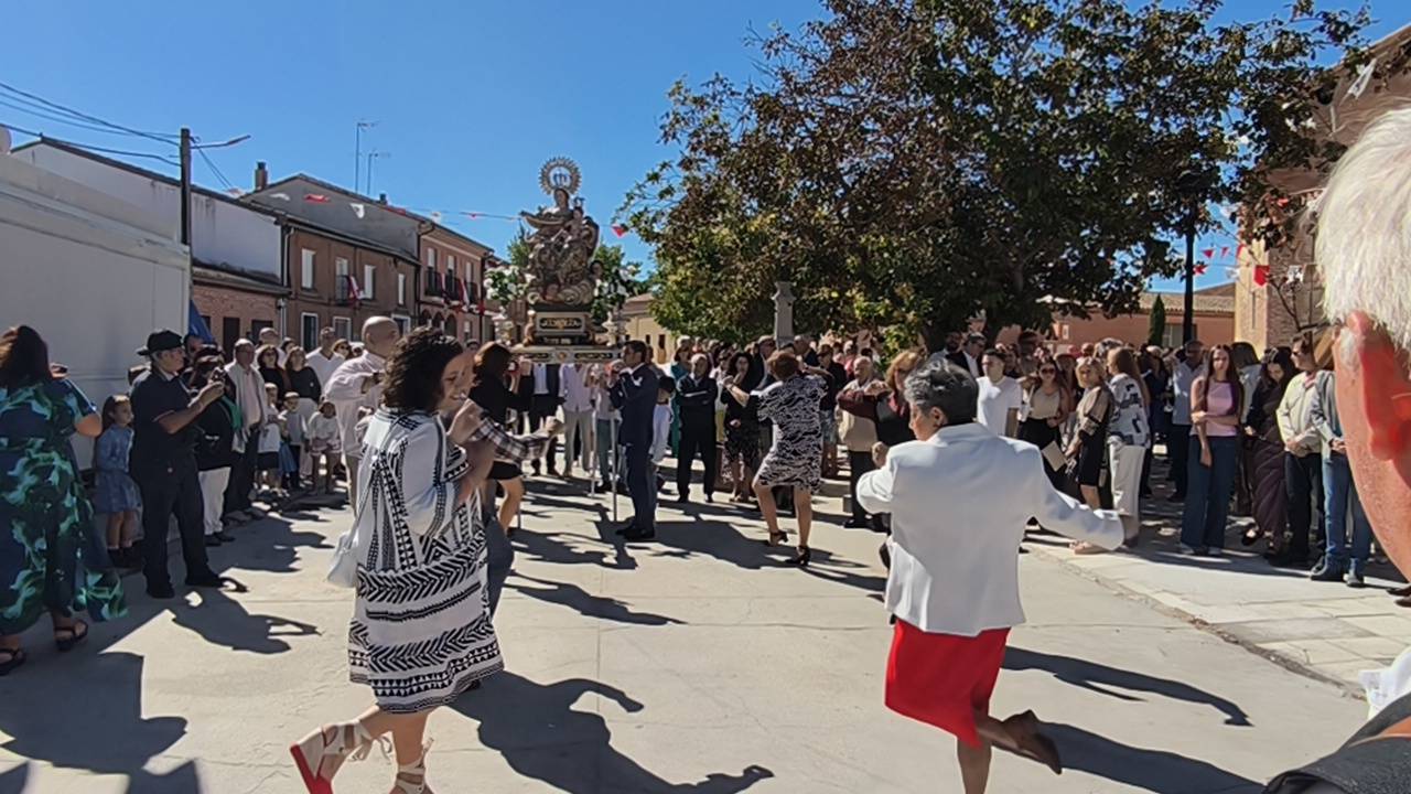Rágama obsequia con cariño a la Virgen del Rosario