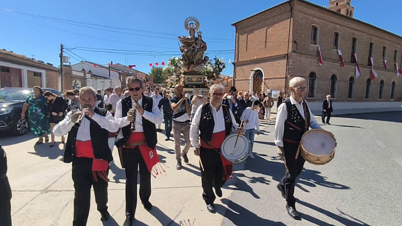 Rágama obsequia con cariño a la Virgen del Rosario