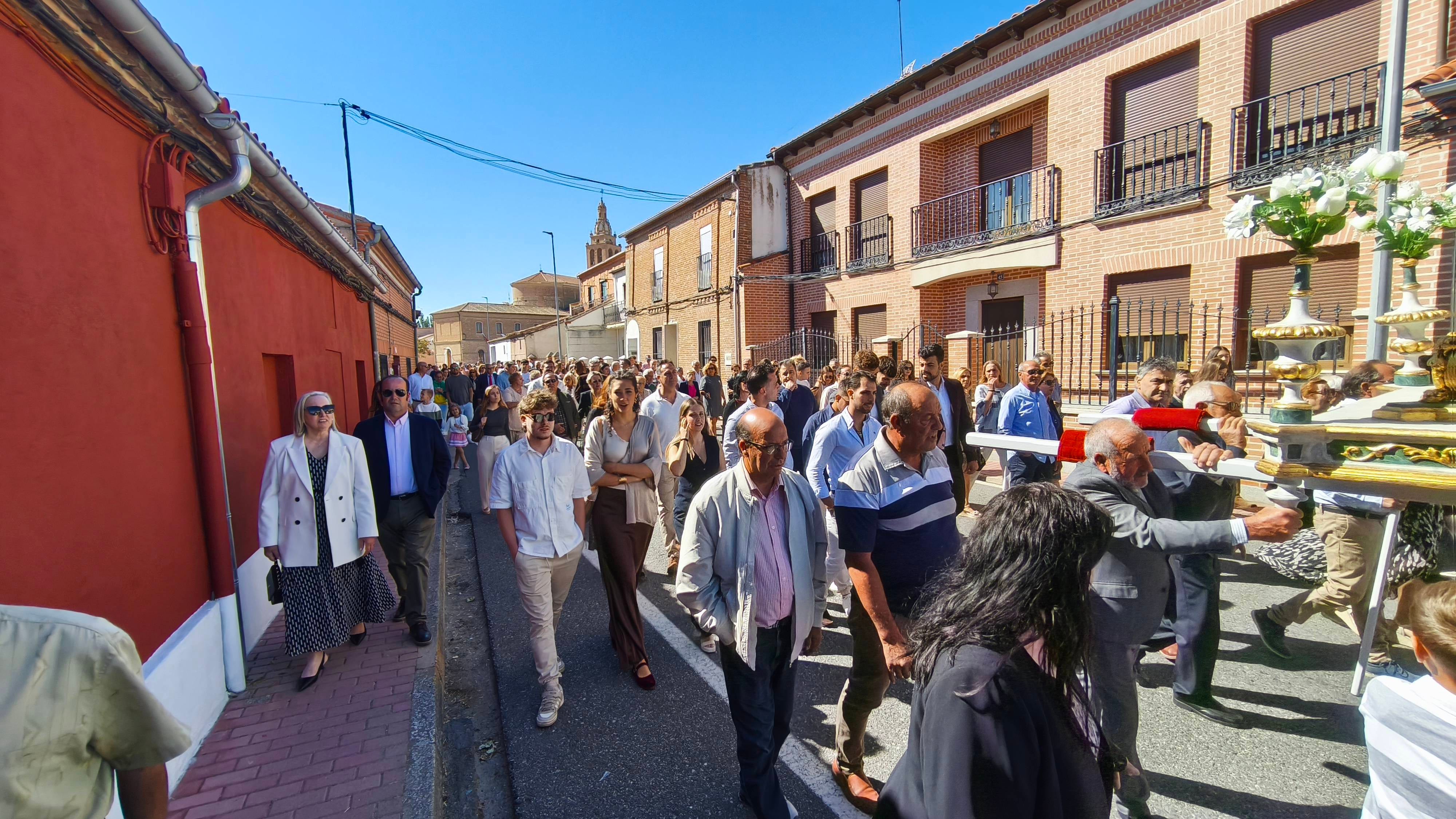 Rágama obsequia con cariño a la Virgen del Rosario