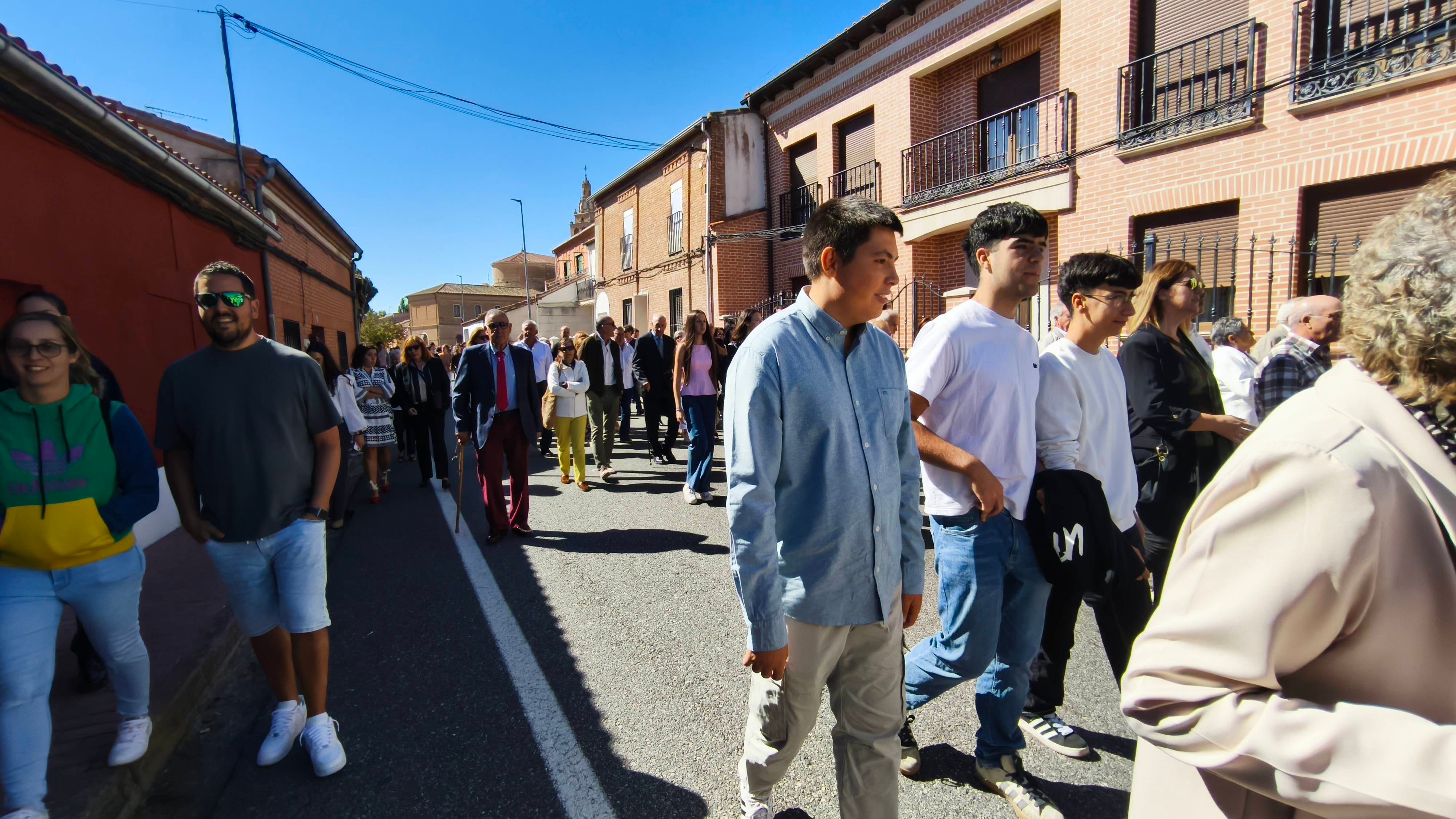 Rágama obsequia con cariño a la Virgen del Rosario
