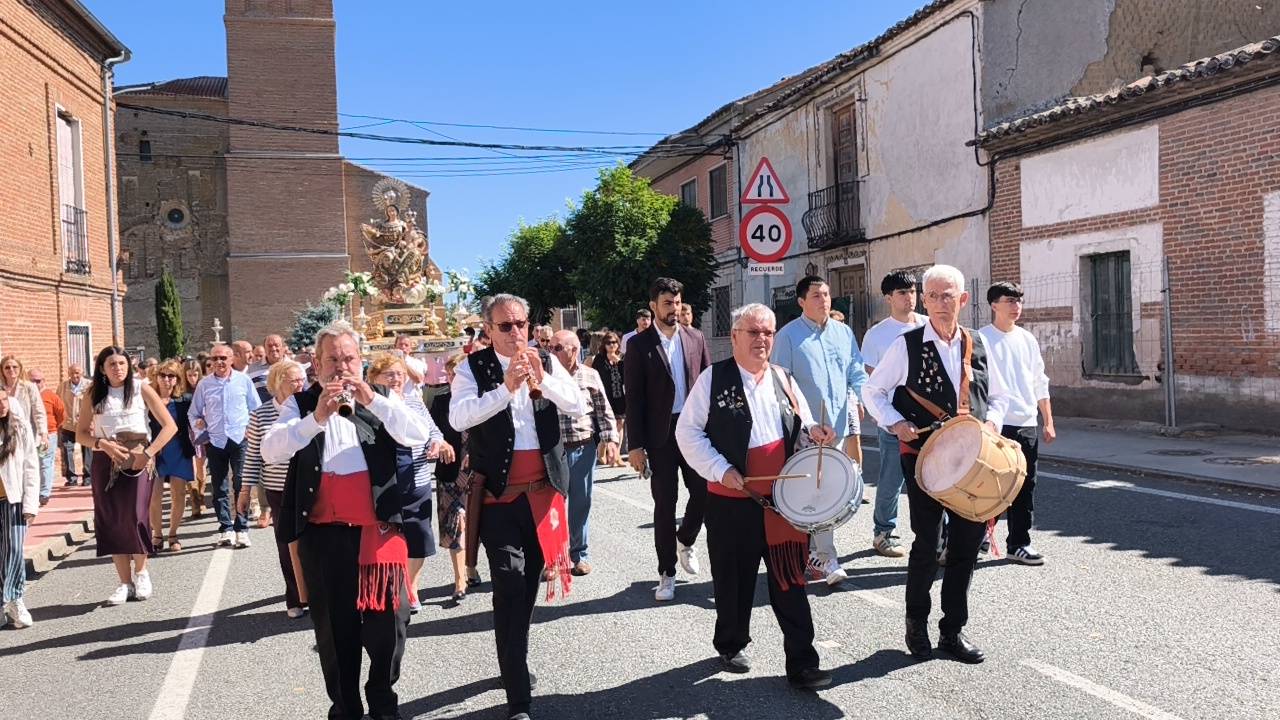 Rágama obsequia con cariño a la Virgen del Rosario