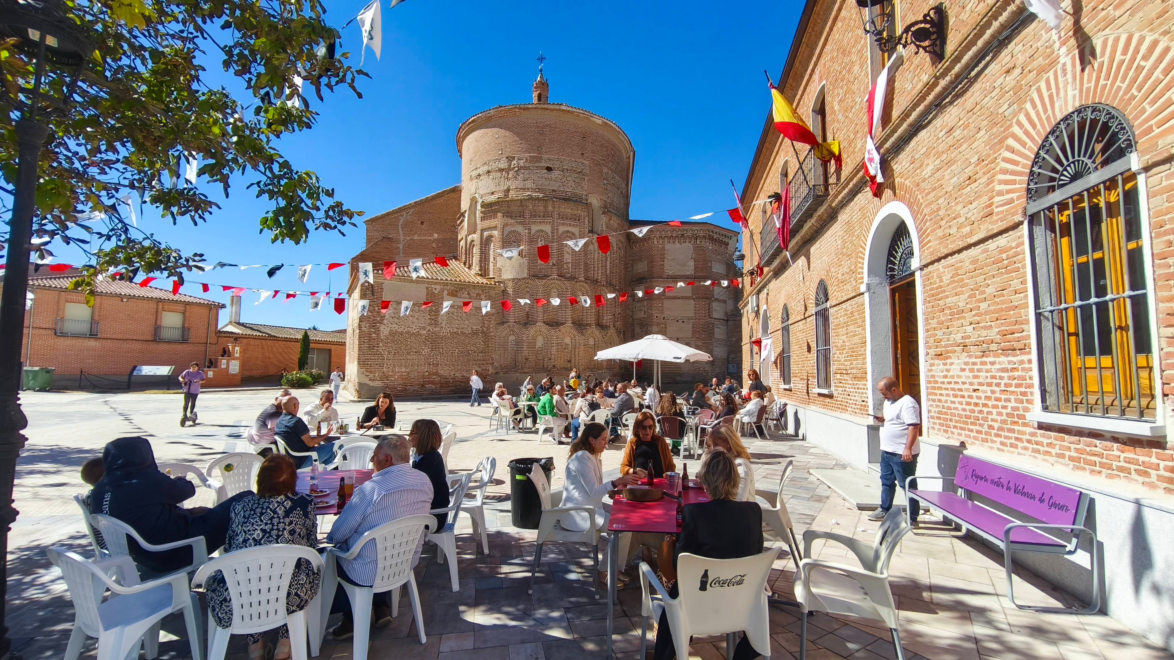 Rágama obsequia con cariño a la Virgen del Rosario
