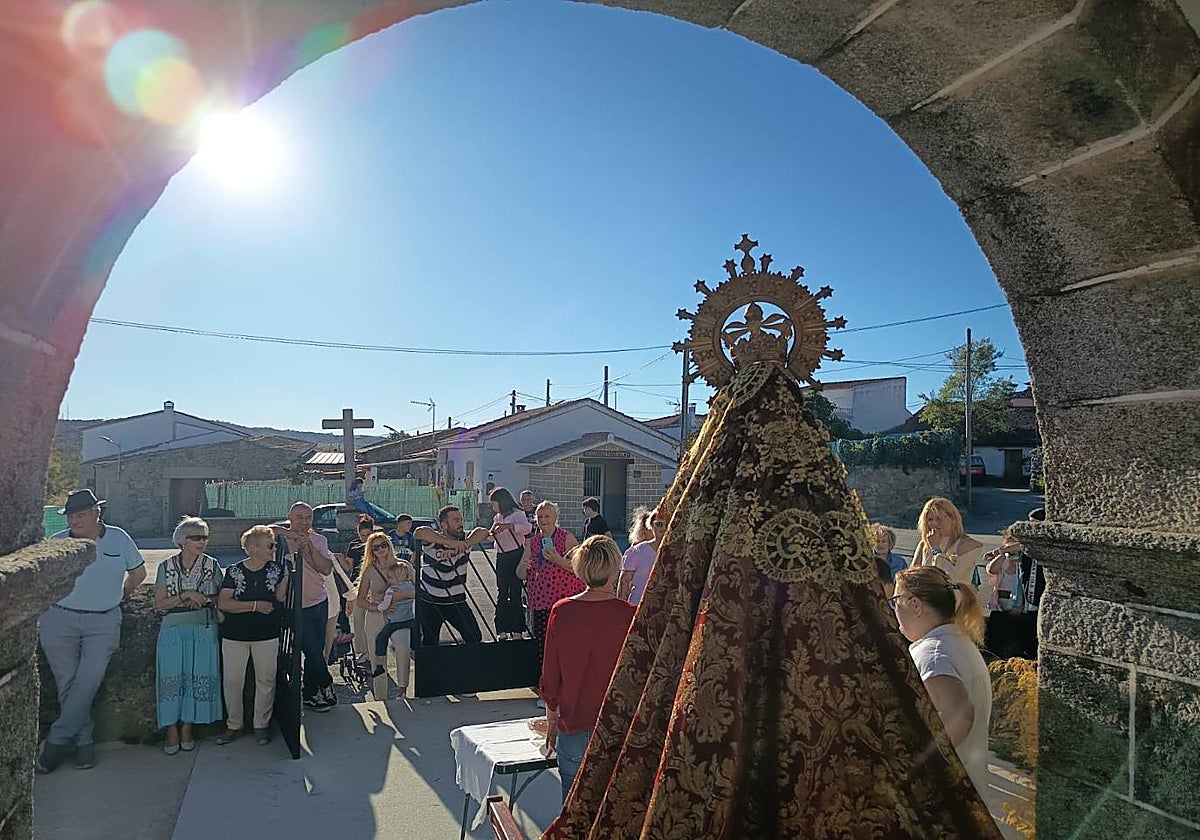 Momento de la subasta de las ofrendas ante la imagen de la Virgen del Rosario.