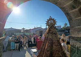 Momento de la subasta de las ofrendas ante la imagen de la Virgen del Rosario.