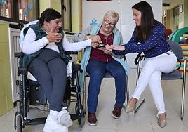 aola Alejo, su madre, Eugenia de Arriba, y Lidia García tocan un timbre, símbolo de la campaña de Aspace «Ya toca«.