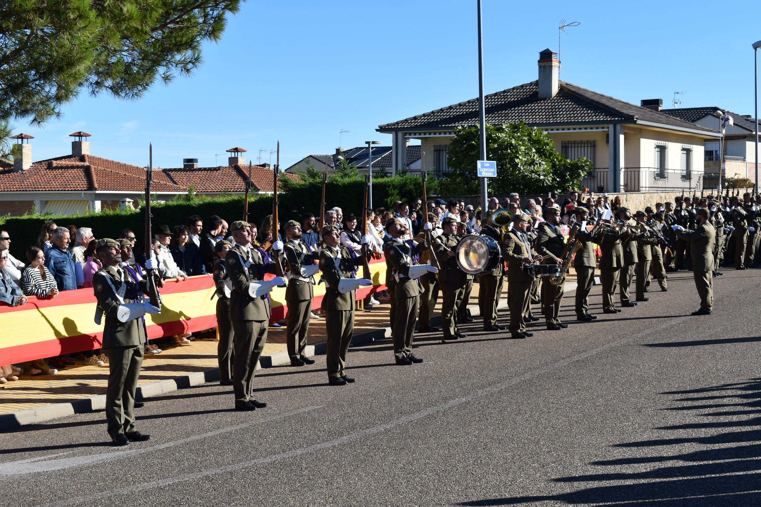 Villamayor celebra su primera Jura de Bandera civil con la participación de 104 ciudadanos