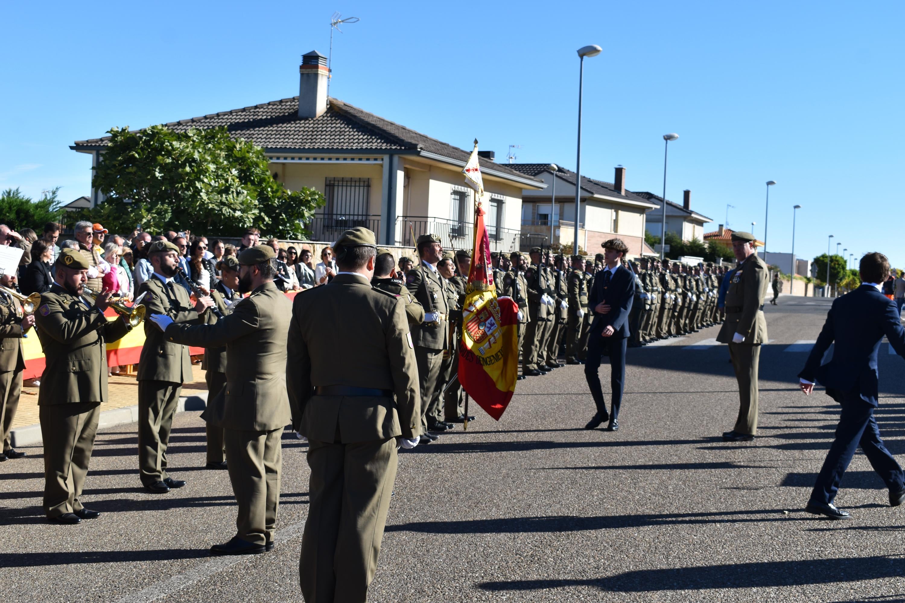 Villamayor celebra su primera Jura de Bandera civil con la participación de 104 ciudadanos